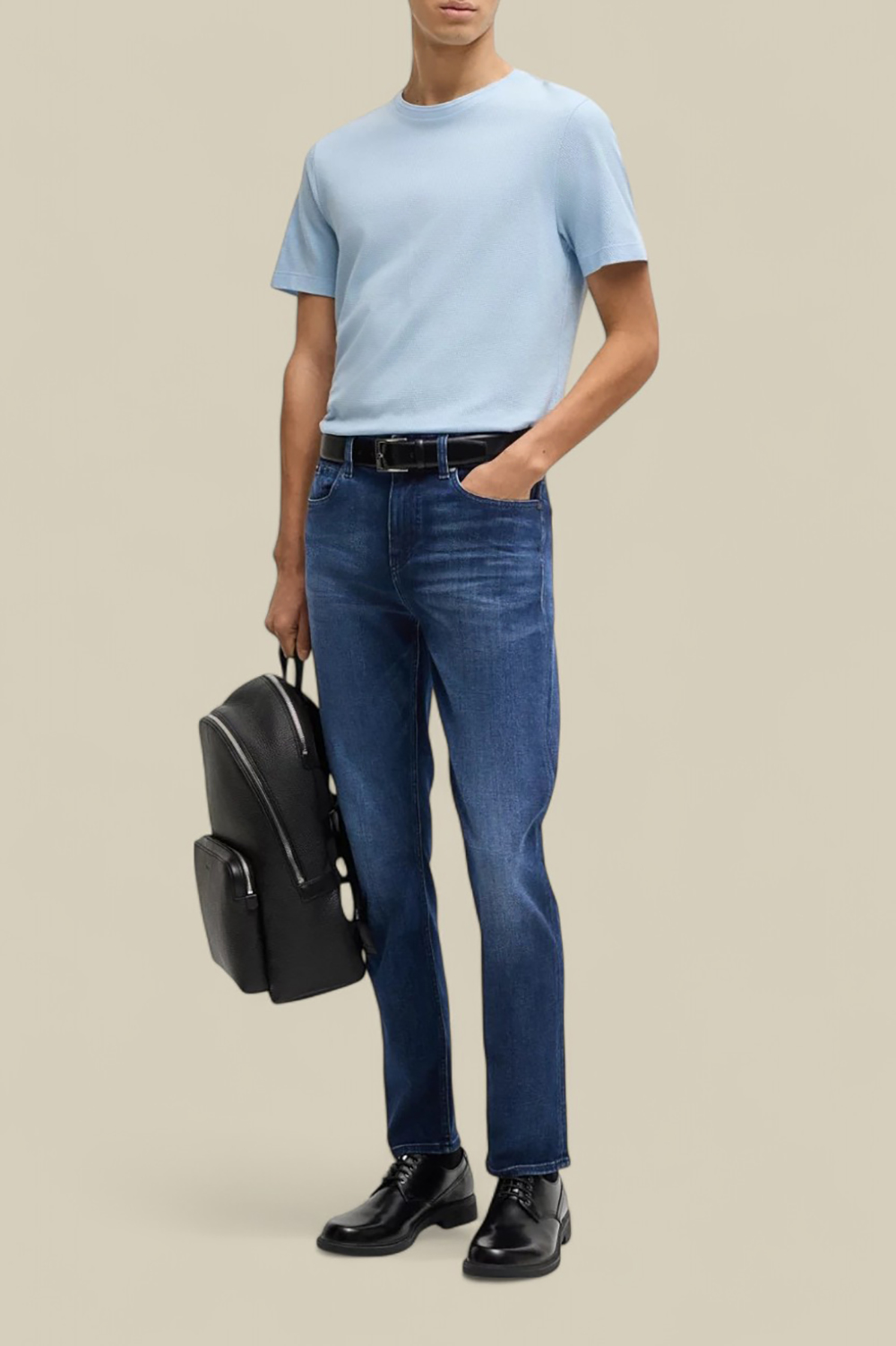 תמונת כל הלוק של מכנסי ג'ינס בגזרת סלים